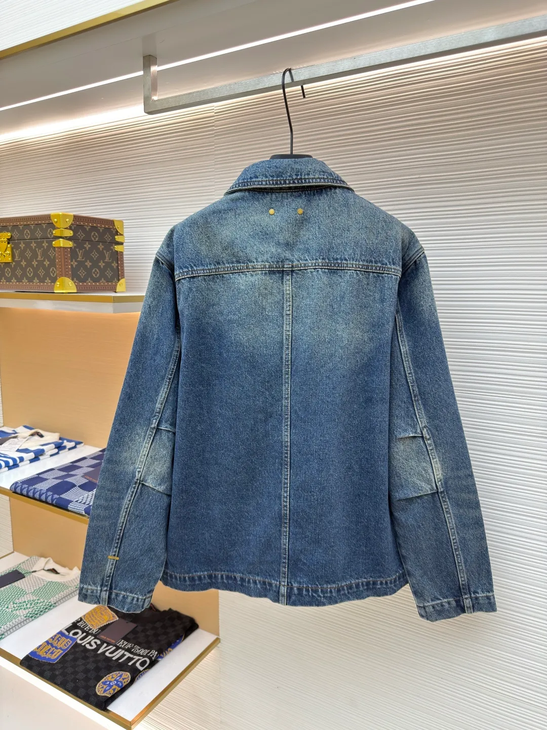 LOUIS VUITTON embossed pocket denim jacket ●Authentic product: Purchased and developed by 14219 ●Item number: 1680250-B95 ●Fabric: Denim denim fabric ●Technology: Heavy industrial washing ●Version: Fitted version ●Size: 46-48-50-52 ●Weight: about 1255g ●Description: The overall wiring is straight and delicate, the fabric is comfortable and soft, the color is consistent and there is no color difference